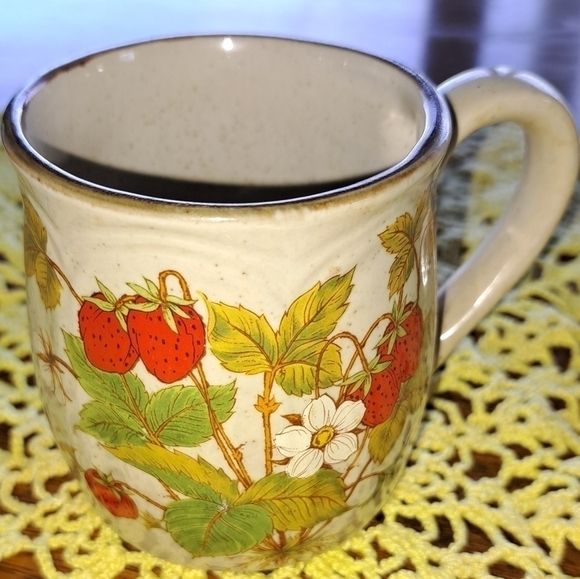Vintage Strawberry Patch 1970's Coffee Mug Cup Stoneware Ceramic Multicolor - Picture 1 of 8